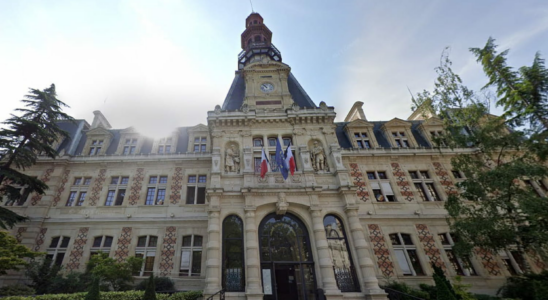 Fire in Paris the 12th arrondissement town hall on fire