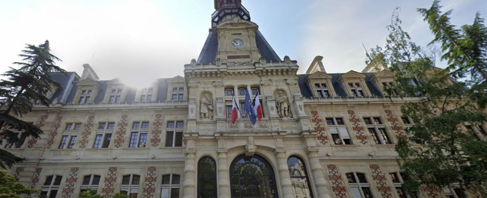 Fire in Paris the 12th arrondissement town hall on fire