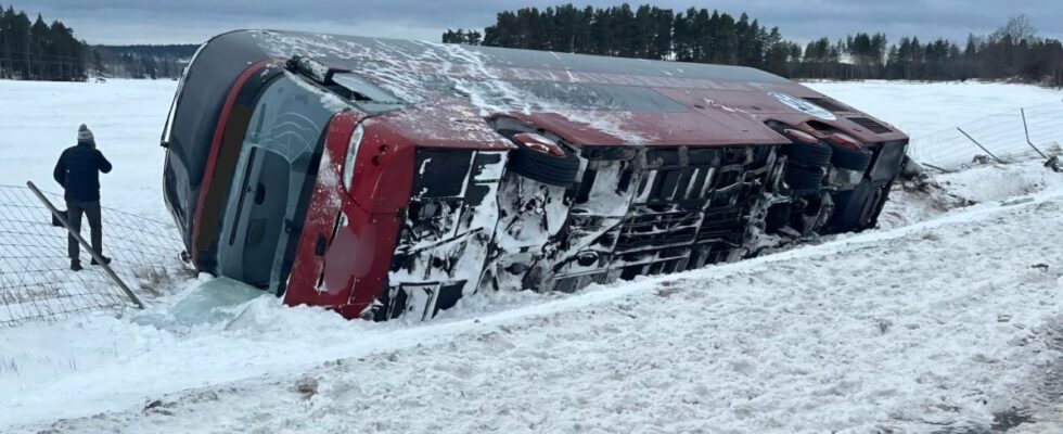 Floorball team in serious bus accident on E4