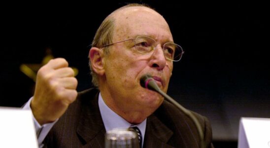 Former Greek Prime Minister Costas Simitis dies