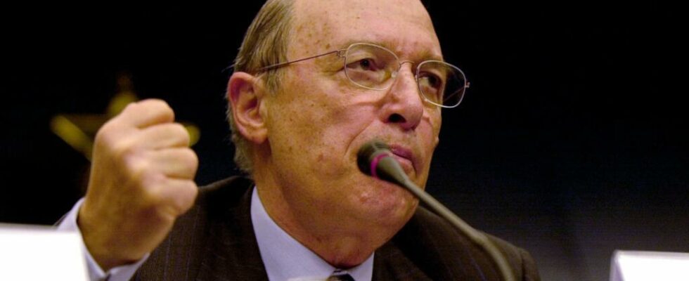 Former Greek Prime Minister Costas Simitis dies