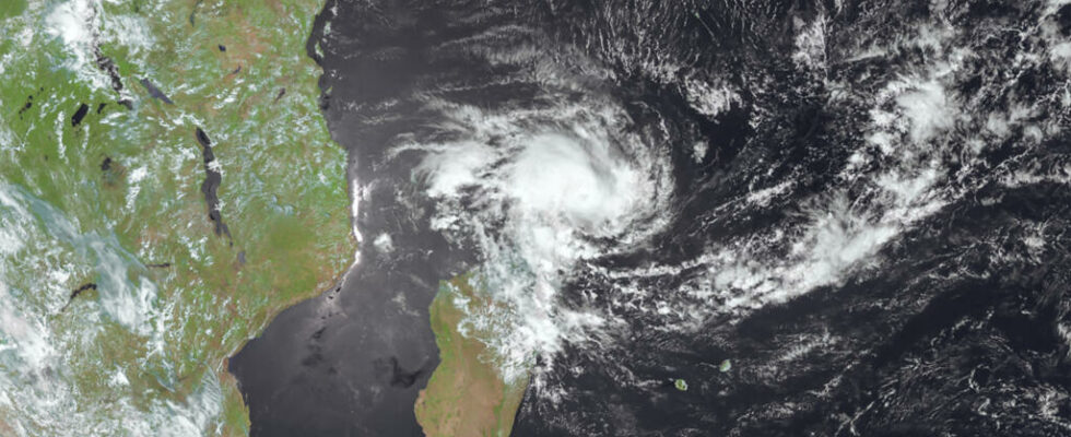 France Mayotte placed on red cyclone alert less than a