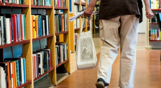 Libraries warn of fraudsters tricking the elderly