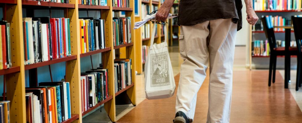 Libraries warn of fraudsters tricking the elderly