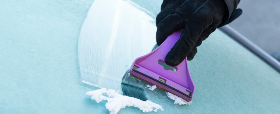 No more hassle of scratching your windshield this tip