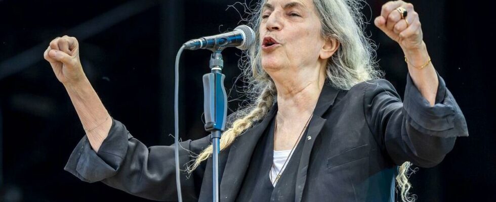 Patti Smith sang in a wheelchair