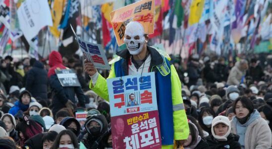 South Koreas suspended president refuses to be questioned