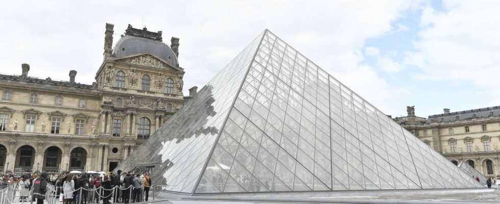 The Louvre pyramid suffers from a serious problem visitors are