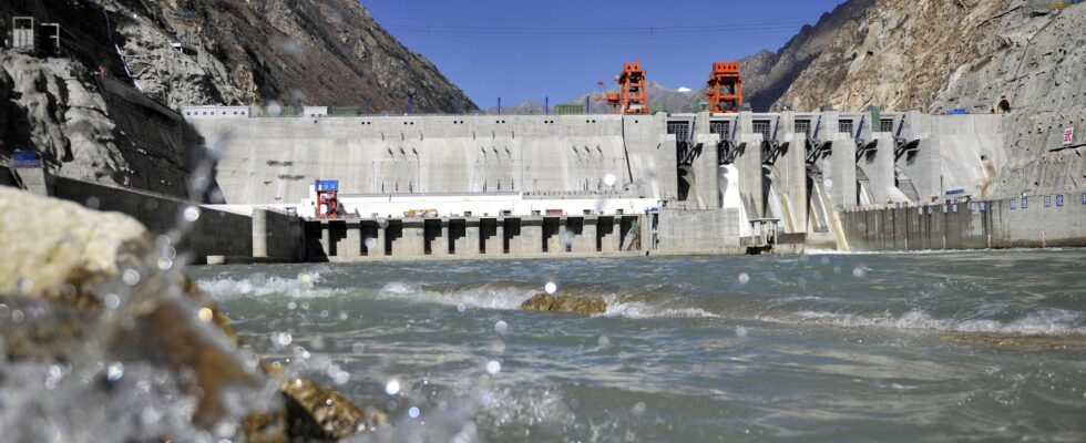 This largest dam project in the world which raises the