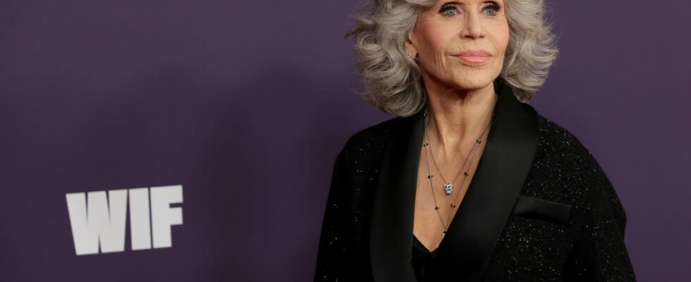 To display a sculpted silhouette at 87 Jane Fonda reveals