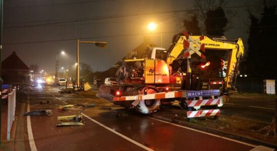 Train rams stalled excavator in Bunnik no trains until tomorrow