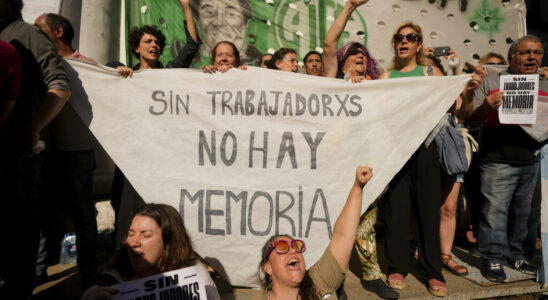 demonstration against brutal dismissals at the State Secretariat for Human