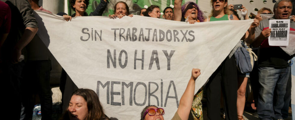 demonstration against brutal dismissals at the State Secretariat for Human