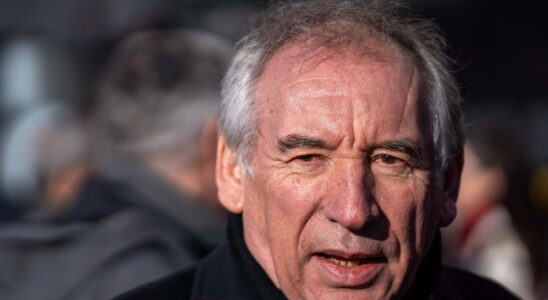 to stay Bayrou forced to negotiate support from the PS