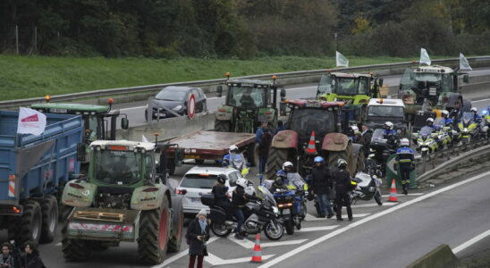 tractors surrounded by the police en route to Paris