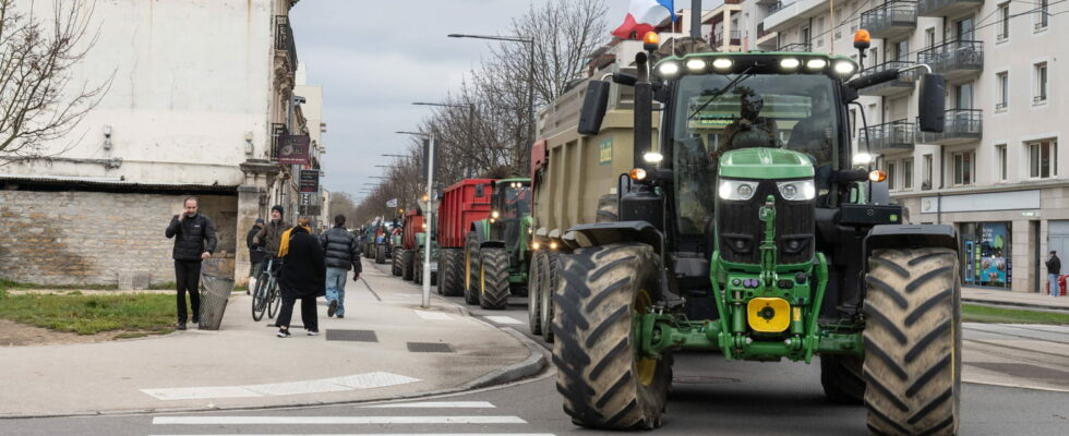 will there be tractors in Paris on Monday