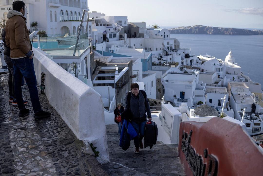 2025-02-04T090058z_761660430_rc2jncalo8a1_rtrTADP_3_Greece-quake-SANTORIN