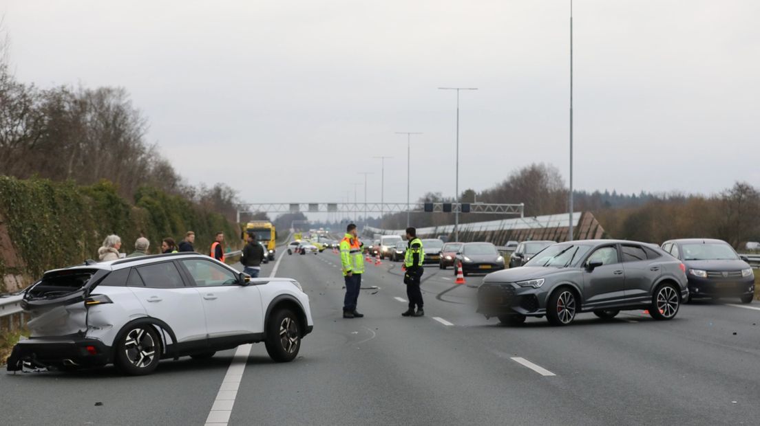 After an accident on the A27, two lanes were closed in the direction of Utrecht.