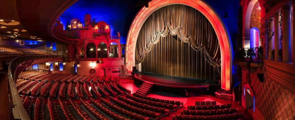 A romantic comedy at Grand Rex in Paris for Valentines