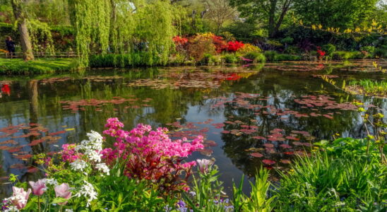 A romantic getaway in the Giverny gardens