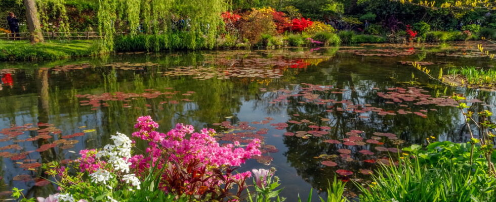 A romantic getaway in the Giverny gardens