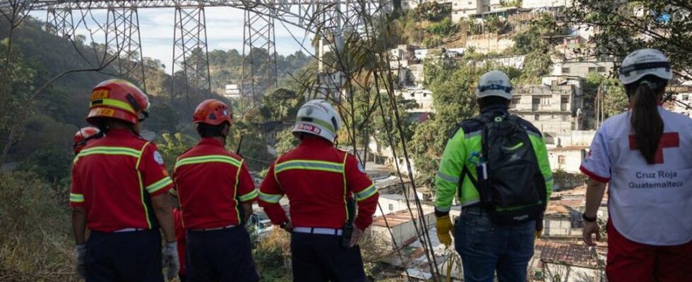 An accident like a massacre in Guatemala Passenger bus flew