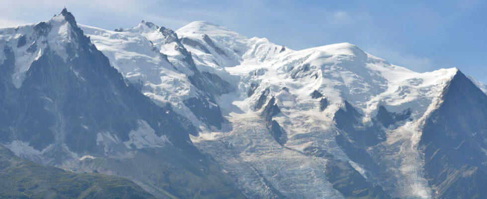 An impressive landslide slows traffic to several ski resorts