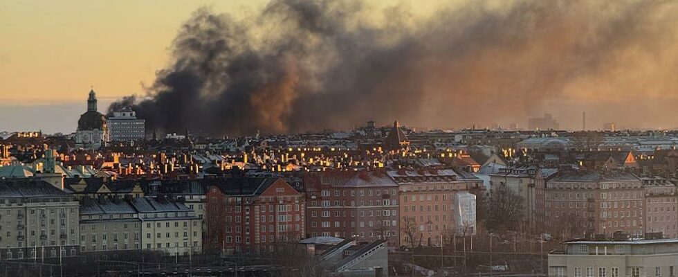 Black smoke over Stockholm 15 mopeds burn