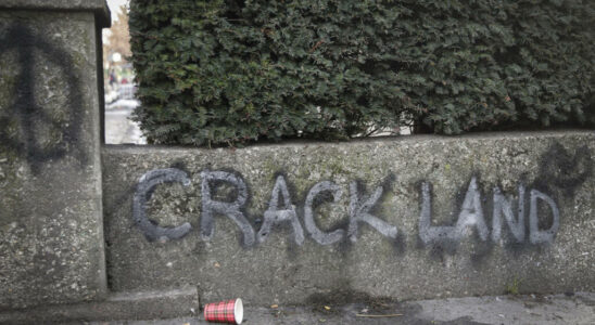 Crack in Paris we evacuate but after