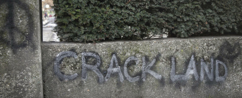 Crack in Paris we evacuate but after