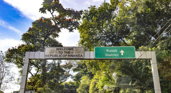 East of the DRC residents of Bukavu pass the border