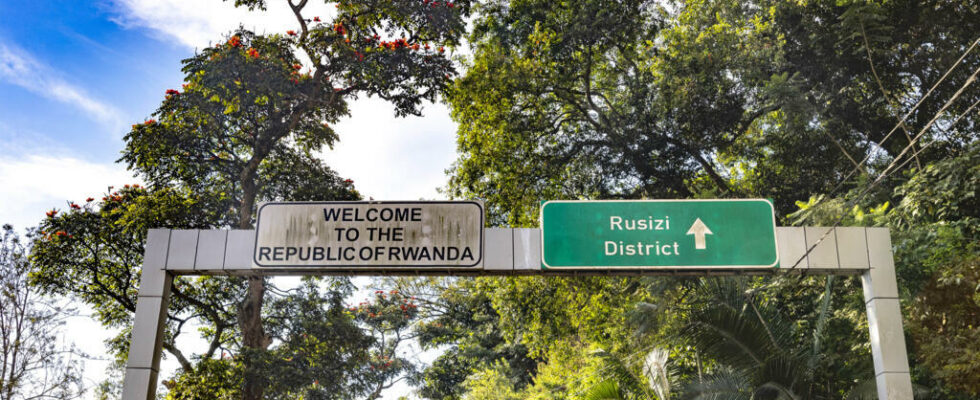 East of the DRC residents of Bukavu pass the border