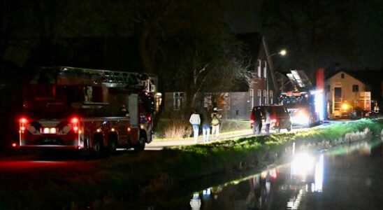 Fire brigade prevents a fire from burning trailer to spread