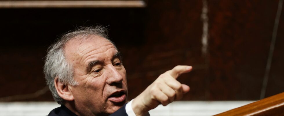 Francois Bayrou announces that he will resort to 493