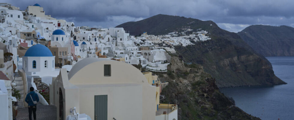 Greece economic aid implemented after the earthquakes around Santorini