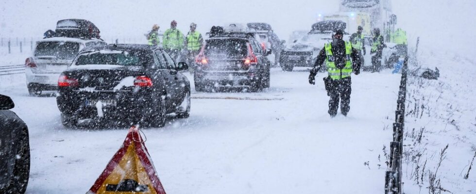 Hundreds of cars in mass crash on E4 and E18