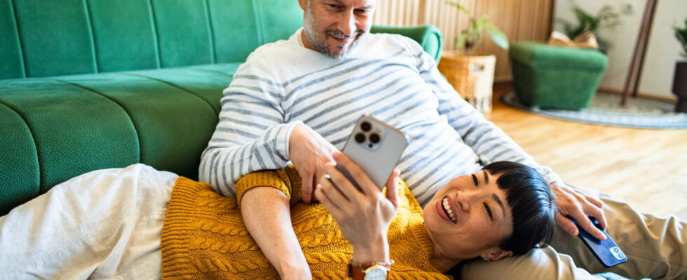 If your spouse does this harmless gesture on his smartphone