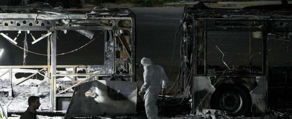 Israel buses explode in the suburbs of Tel Aviv the