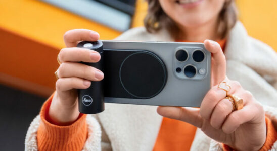 Leica prepared a 329 camera apparatus for iPhones