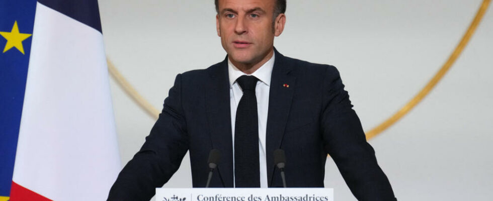 Macron is looking for an influence desperately politics the