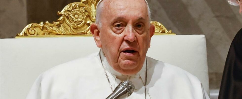 Pope Franciscus could not continue his speech apologized He had