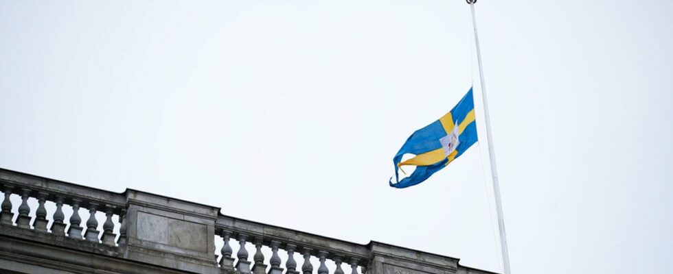 Prime Ministers call to Sweden Flag on half bar