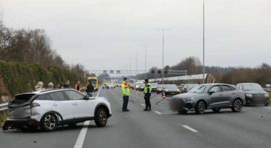 Road again after police investigation A27 at Maartensdijk