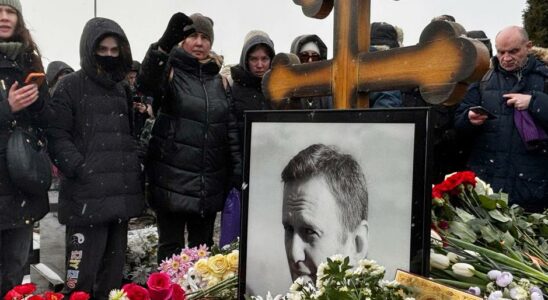 Russians laid flowers on Navalnyjs grave