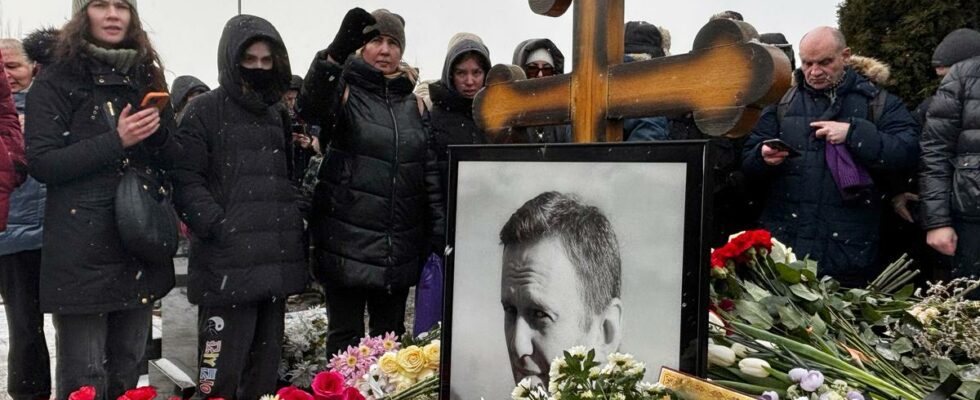 Russians laid flowers on Navalnyjs grave