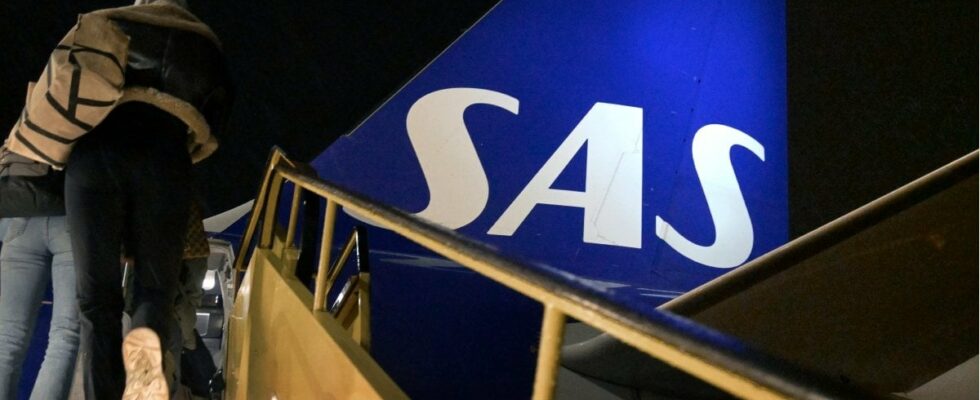 SAS plane has crossed unknown smell on board