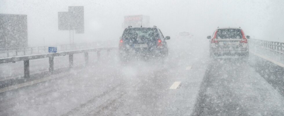 SMHI Snow cannon behind traffic chaos