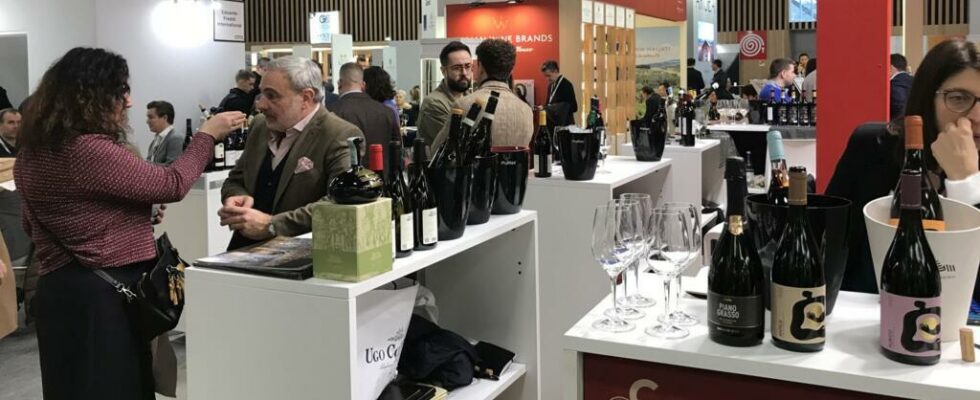 The Wine Paris 2025 wine fair under the threat of