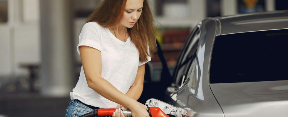 The gesture to be banned urgently at the petrol station