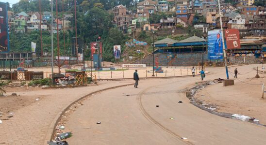 Thousands flee Bukavu after militia trains